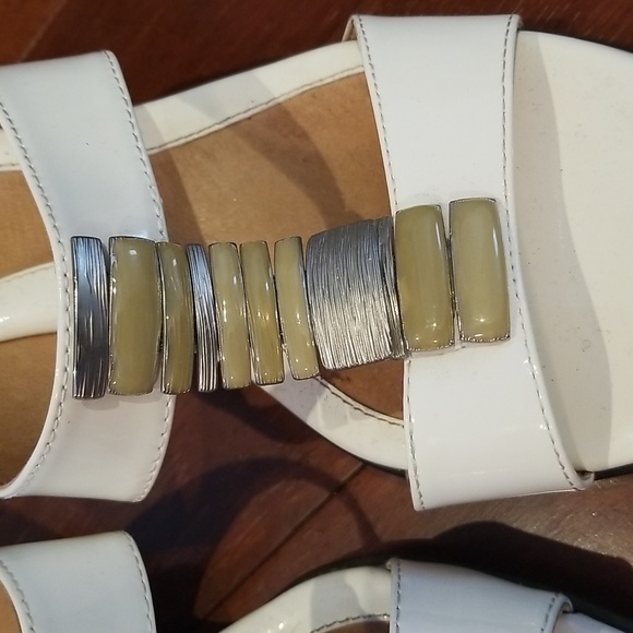 Comfortable sandles. - Picture 4 of 7